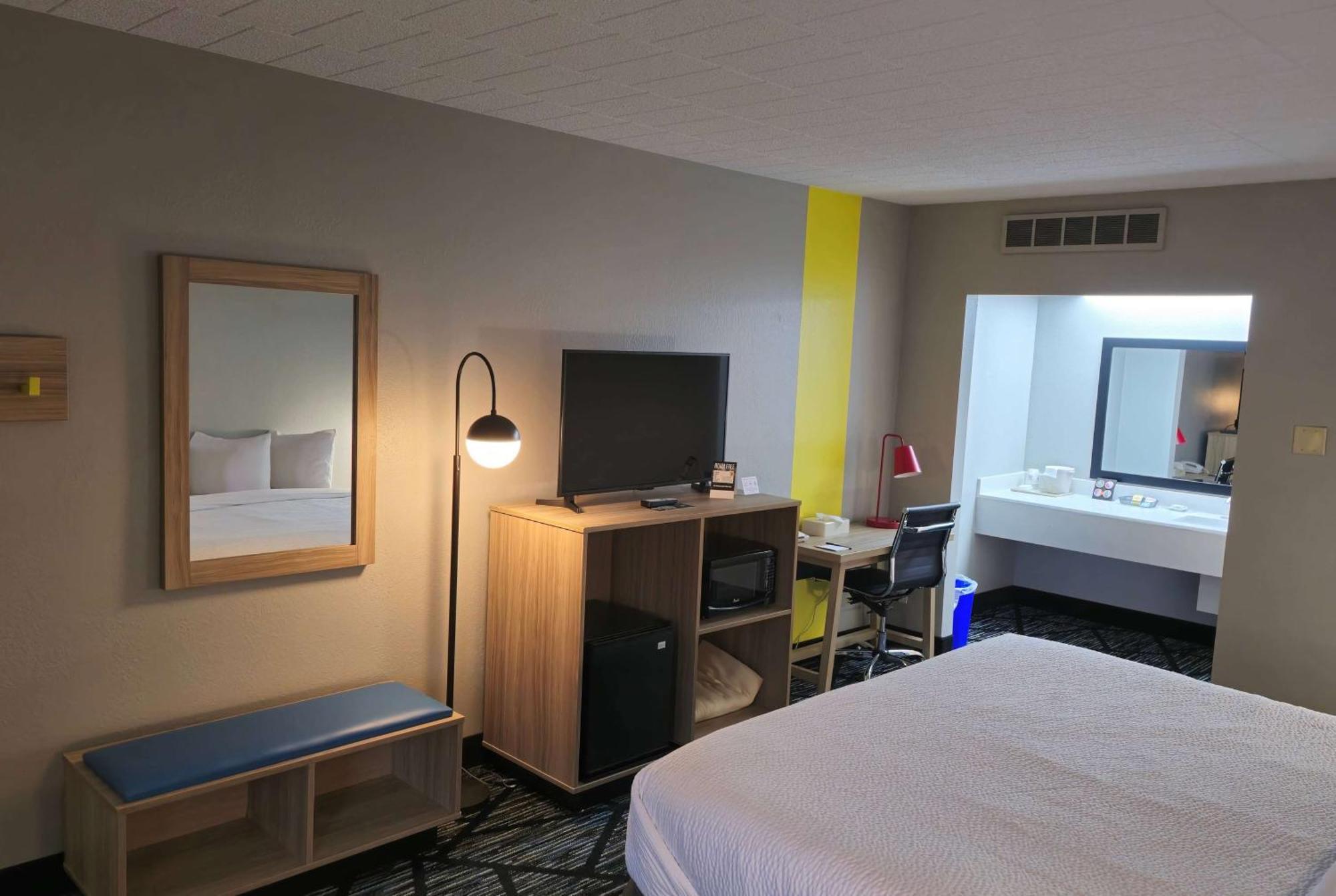 Super 8 By Wyndham Traverse City Exterior photo