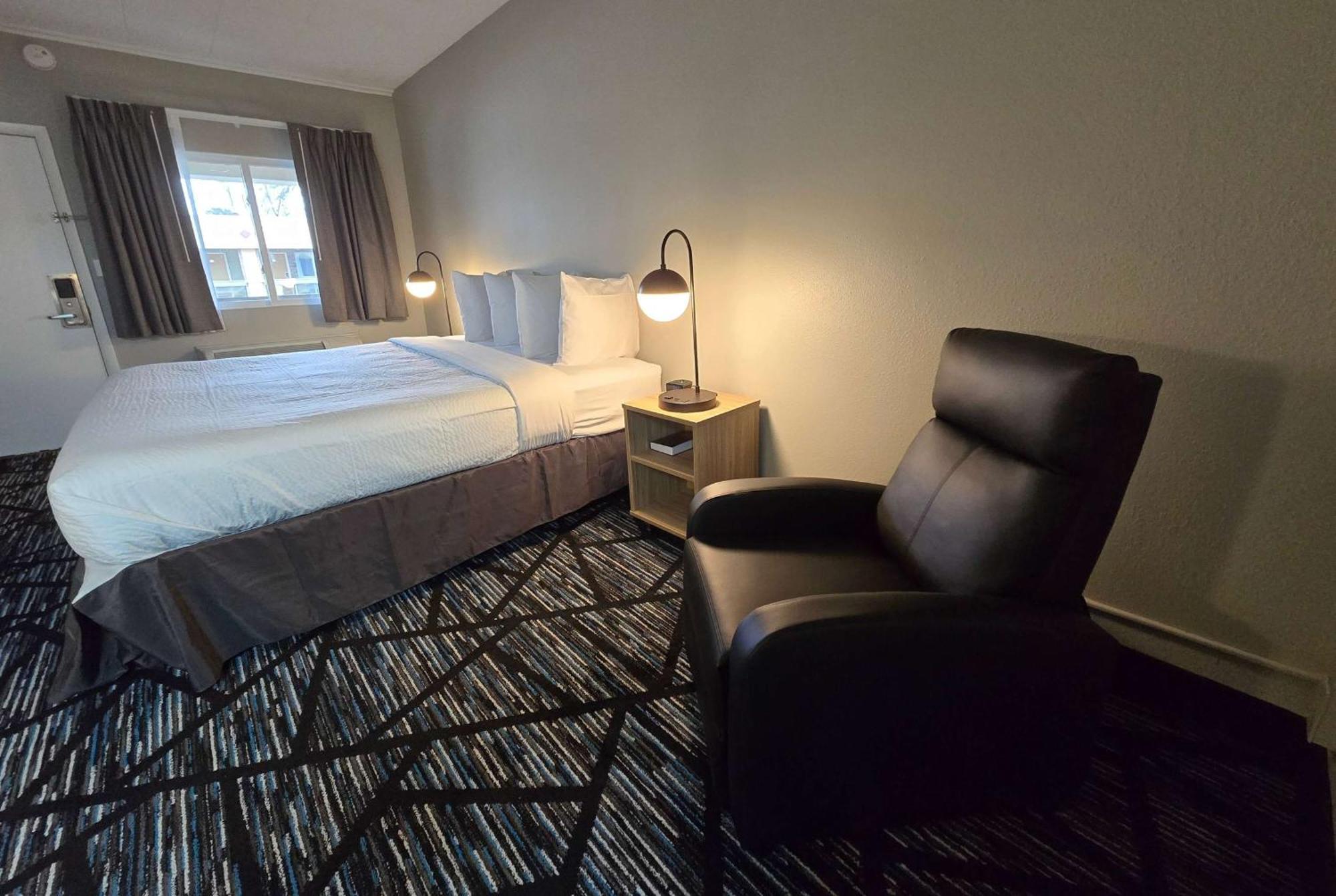 Super 8 By Wyndham Traverse City Exterior photo
