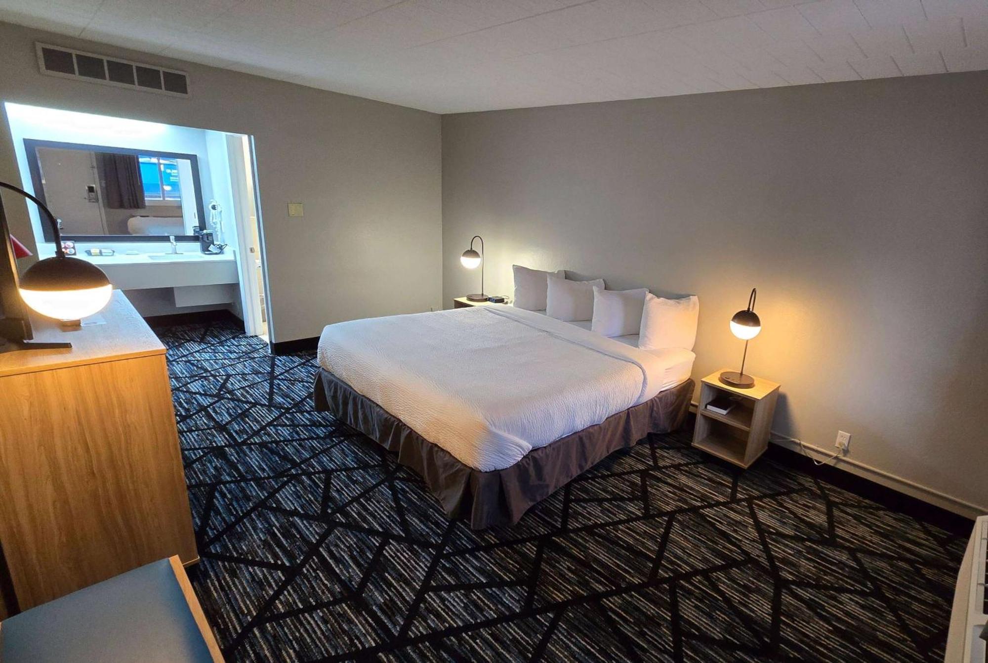 Super 8 By Wyndham Traverse City Exterior photo
