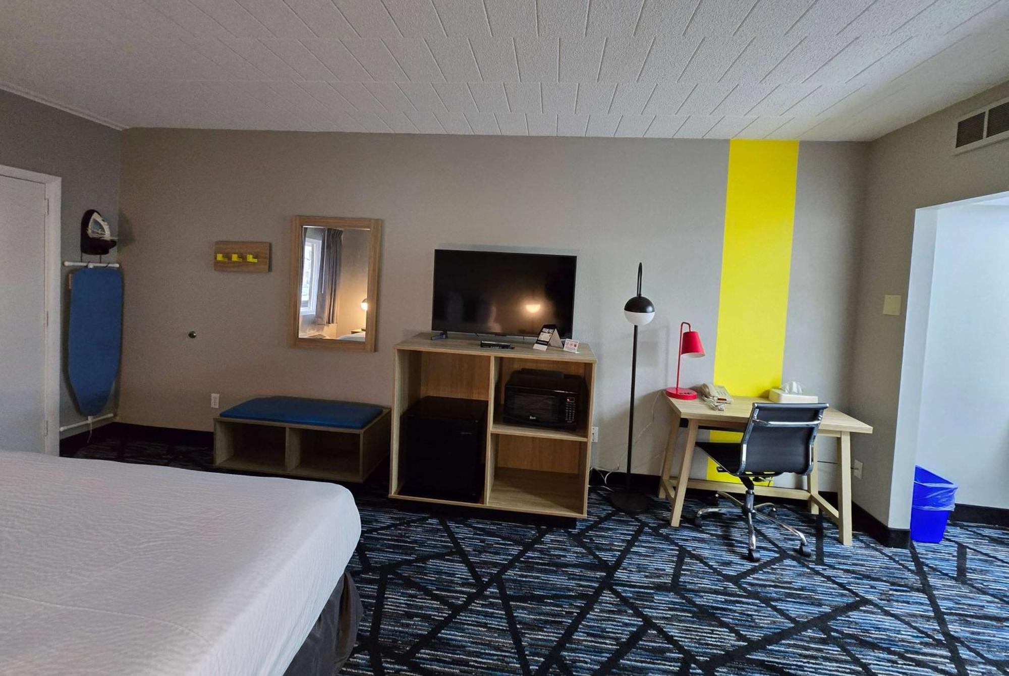 Super 8 By Wyndham Traverse City Exterior photo