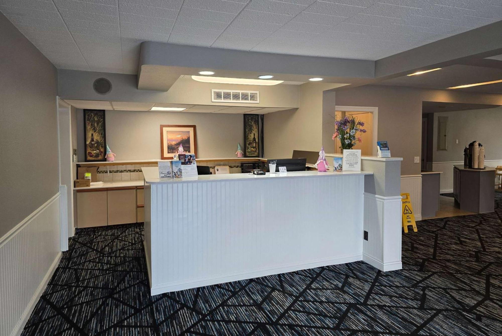 Super 8 By Wyndham Traverse City Exterior photo