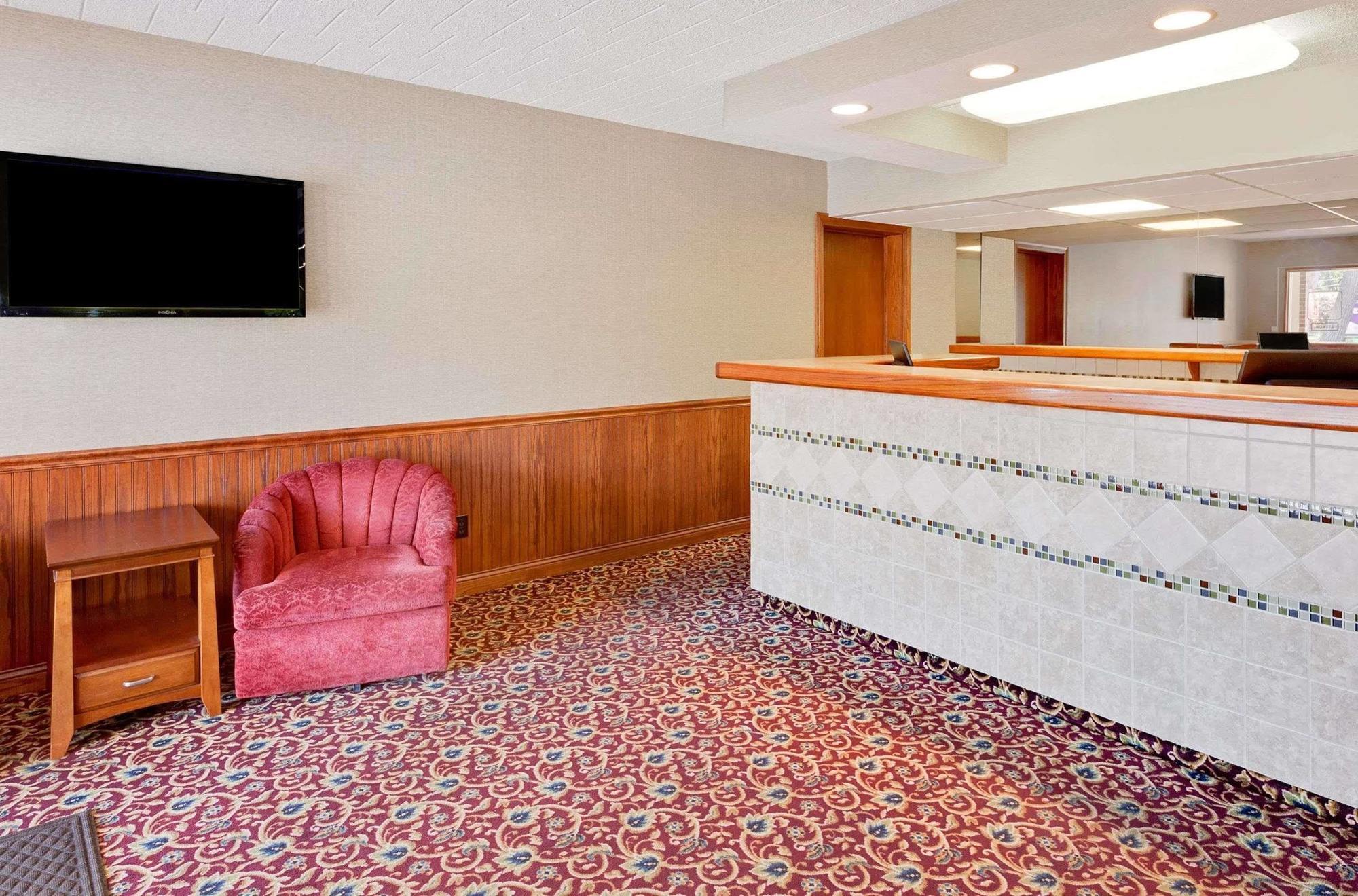 Super 8 By Wyndham Traverse City Exterior photo